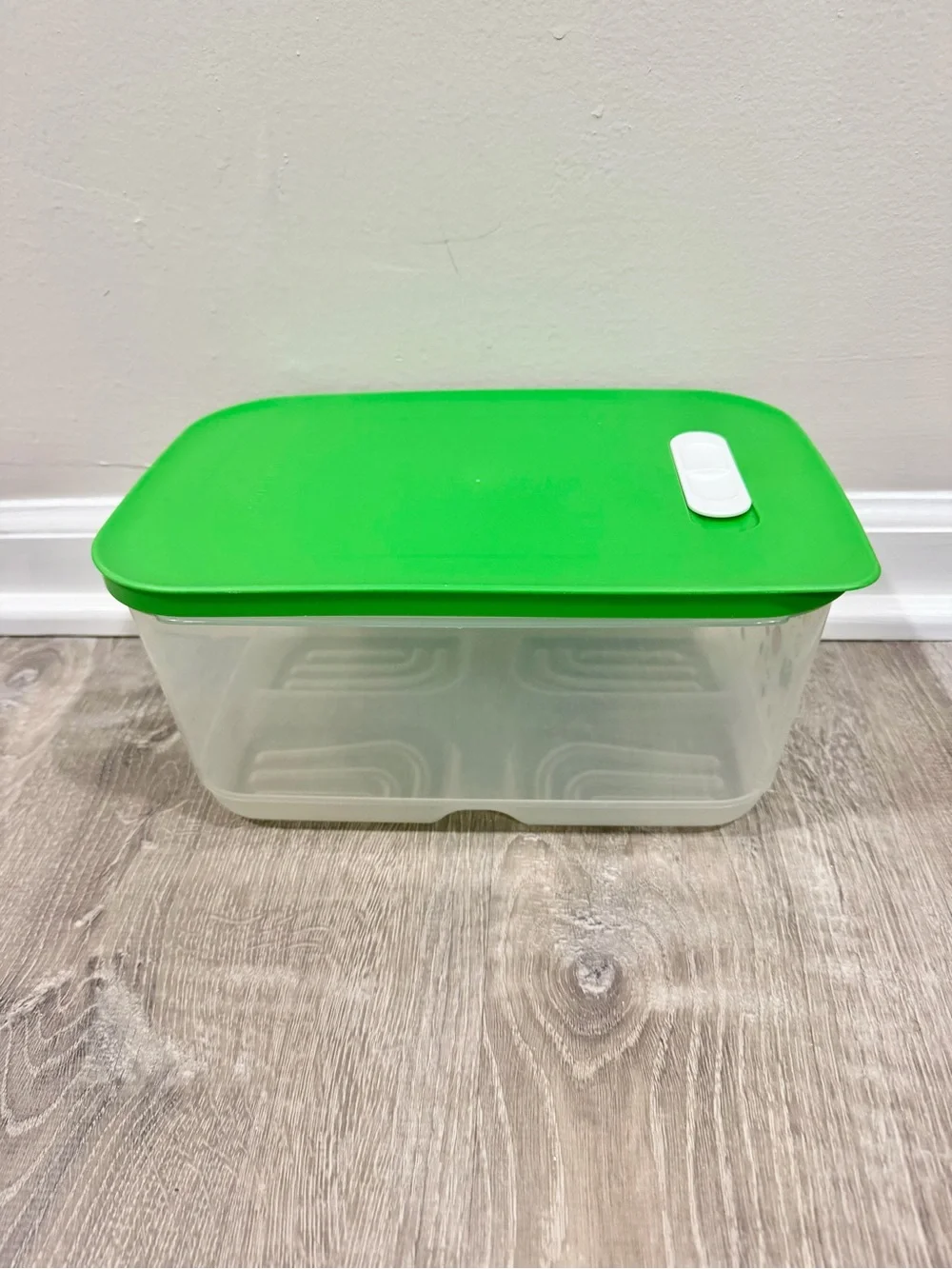 Tupperware FridgeSmart 2.4L Produce Keeper Green Vent Storage Container